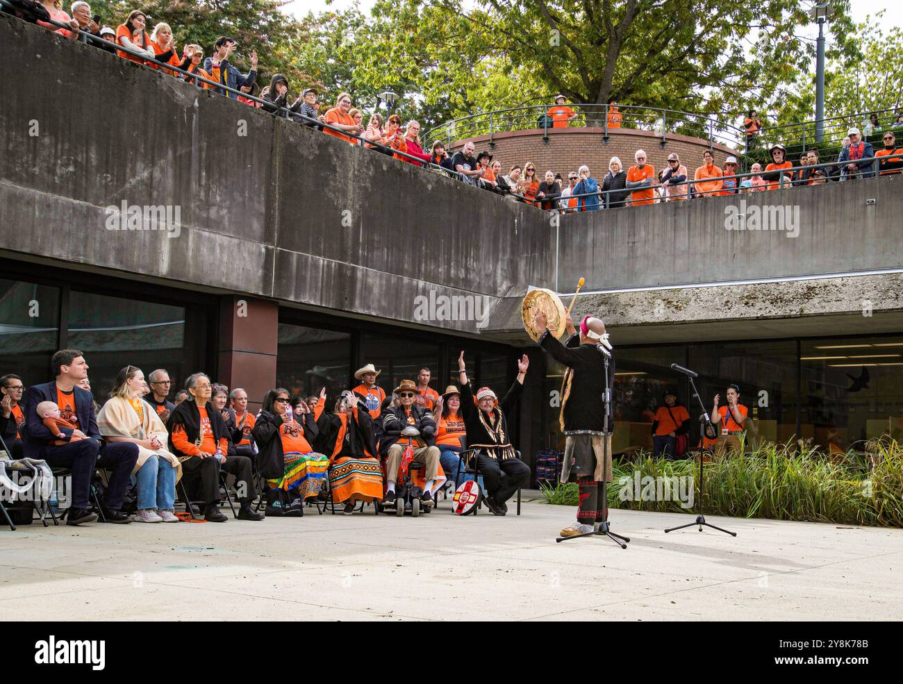 Willie Lewis (Tsunaxen), un artista culturale (Squamish First Nation) condivide una canzone con gli ascoltatori dell'evento del campus della UBC Truth and Reconciliation. Foto Stock