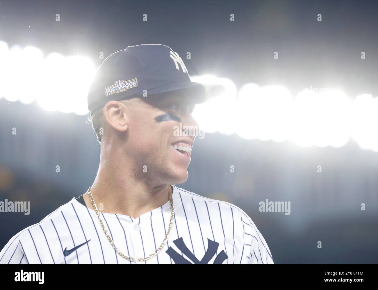 Bronx, Stati Uniti. 5 ottobre 2024. New York Yankees Aaron Judge sorride mentre cammina verso il Doug Out nel sesto inning contro i Kansas City Royals in gara uno degli ALDS allo Yankee Stadium sabato 5 ottobre 2024 a New York City. Gli Yankees sconfissero i Royals 6-5 e guidarono il meglio di 5 serie 1-0. Foto di John Angelillo/UPI credito: UPI/Alamy Live News Foto Stock