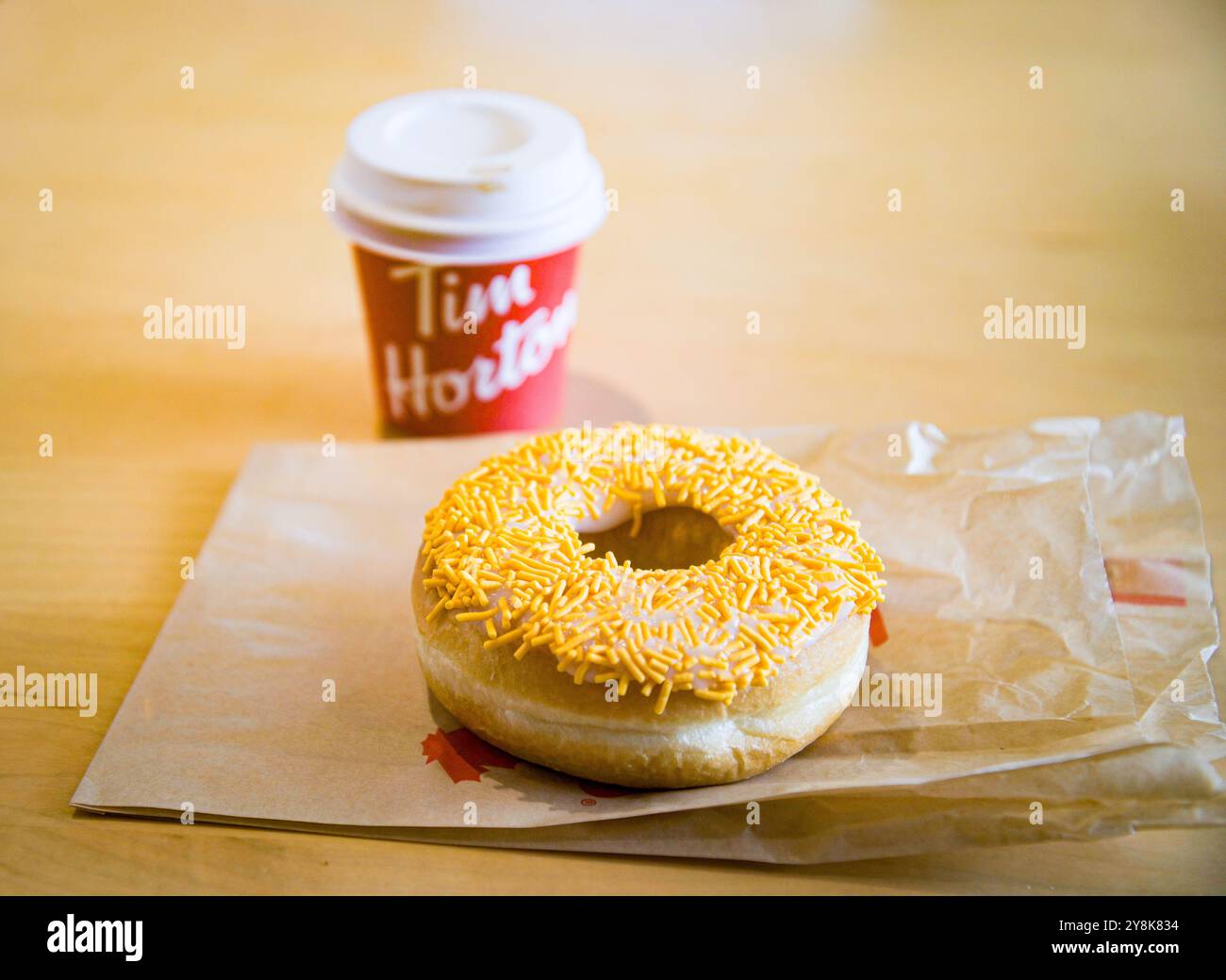 Foto di una tazza di caffè e di una speciale ciambella spolverata all'arancia durante la giornata nazionale della verità e della riconciliazione presso un ristorante Tim Horton's. Foto Stock