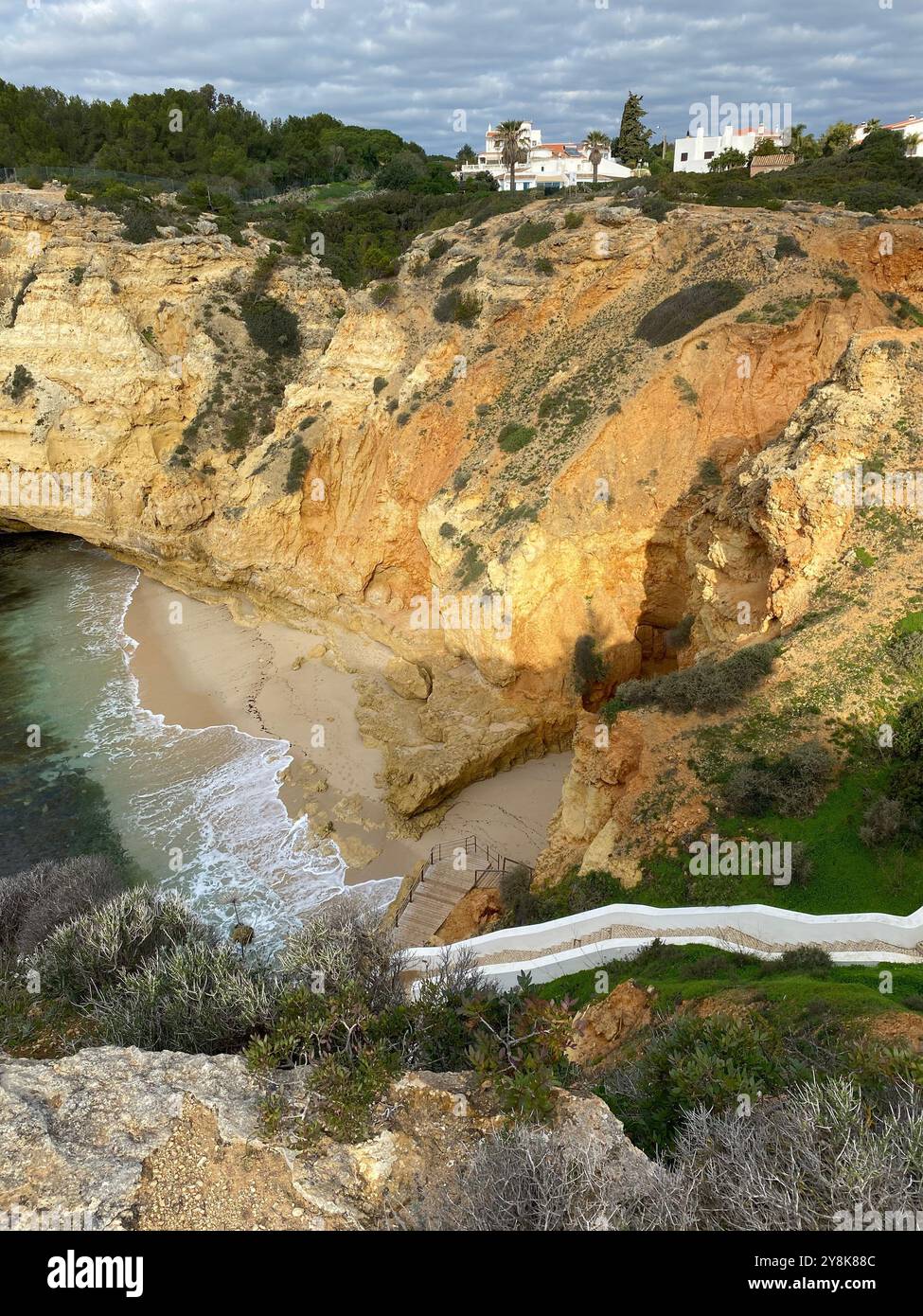 Carvoeiro, Algarve, Portogallo, scogliere e vista sull'oceano - Immagine stock catturata con smartphone