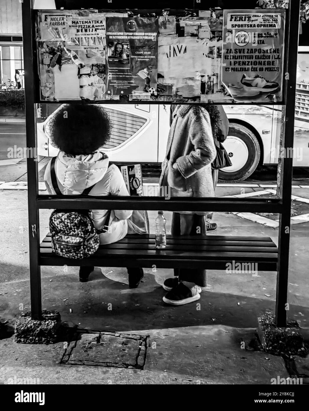"Where Is Your Head?": Ritratti senza volto di Urban Youth in stile sportivo alla stazione degli autobus Foto Stock