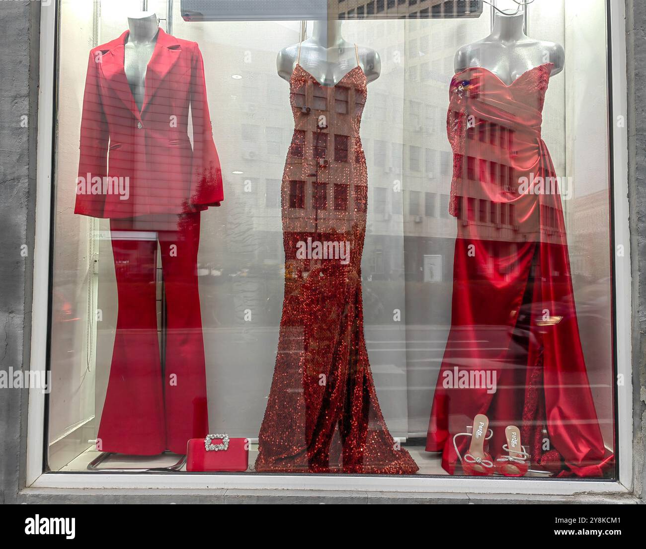 Riflessi di stile: Doppia esposizione di un Window Shopper e abiti di moda in una cornice boutique Foto Stock