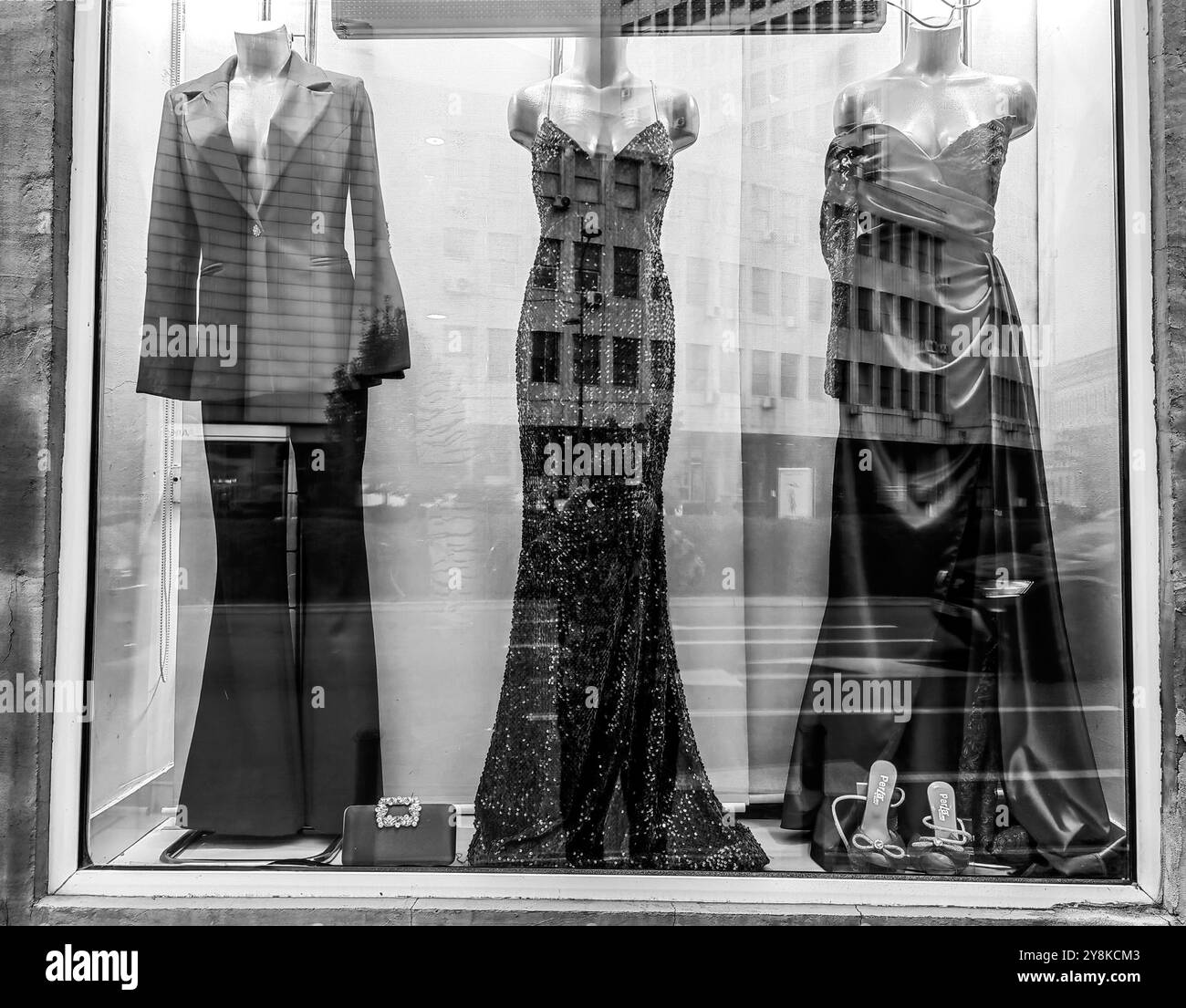 Riflessi di stile: Doppia esposizione di un Window Shopper e abiti di moda in una cornice boutique Foto Stock