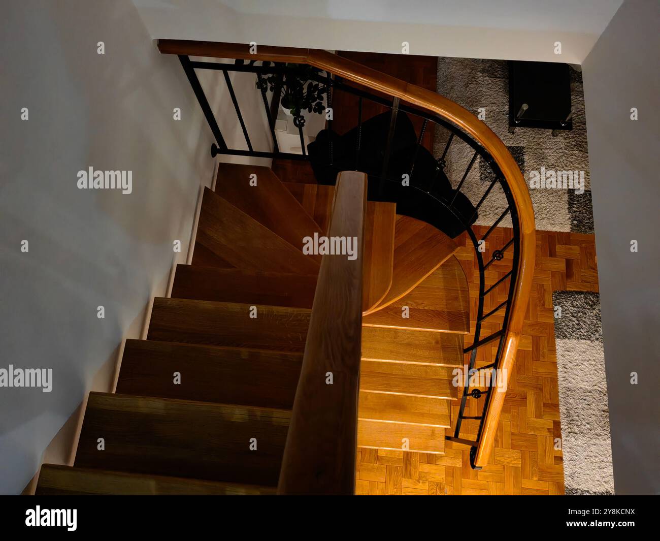 Scale curve in legno, parte dell'interno della casa. Luminoso e scuro.salire o scendere Foto Stock