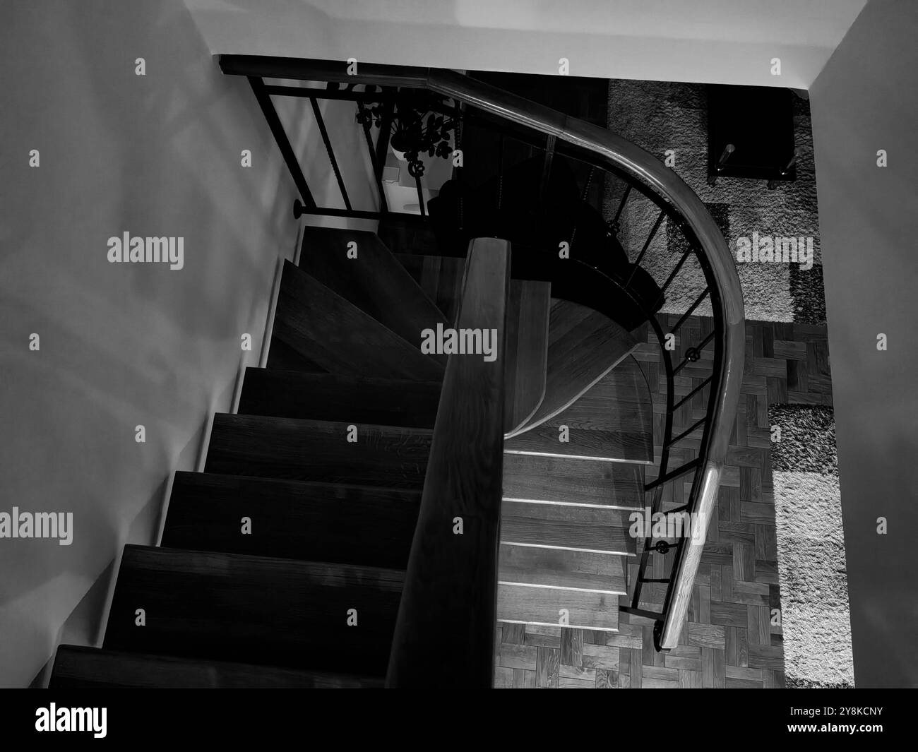 Scale curve in legno, parte dell'interno della casa. Luminoso e scuro.salire o scendere Foto Stock