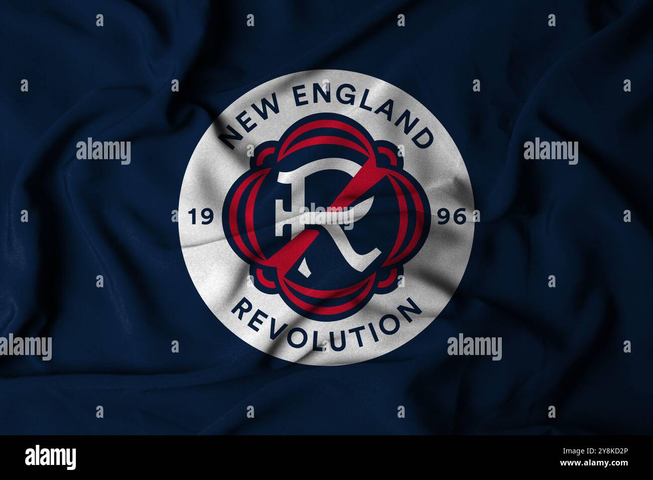 Pringsewu, Lampung; 7 ottobre 2024; focus selettivo della squadra di calcio bandiera sfondo texture logo New England Revolution da MLS, illustrazione 3D. Foto Stock