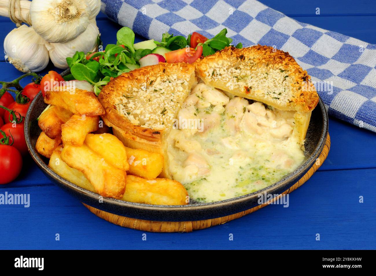 Pasta cremosa al burro, aglio, pollo e torta di Kiev con insalata fresca Foto Stock