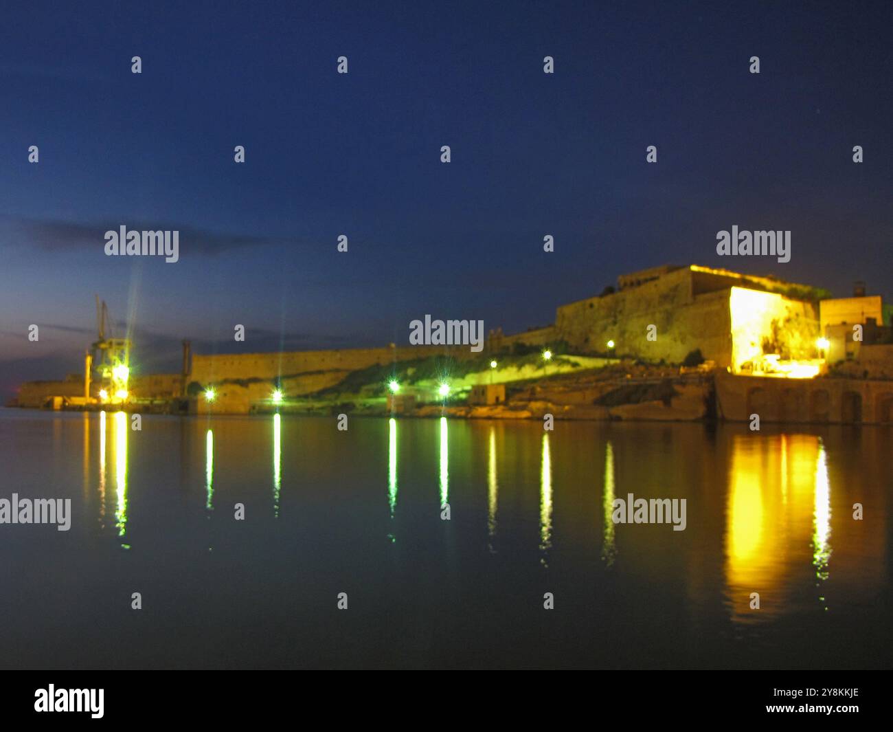Vista notturna dalla baia di Rinella Foto Stock