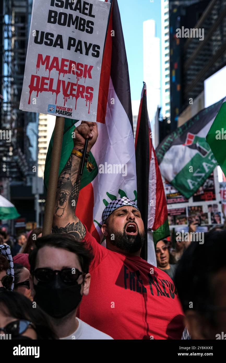 New York, Stati Uniti. 5 ottobre 2024. Un manifestante canta per una Palestina libera in una manifestazione contro l'assedio di un anno della Striscia di Gaza da parte di Israele a Times Square. Credito: SOPA Images Limited/Alamy Live News Foto Stock