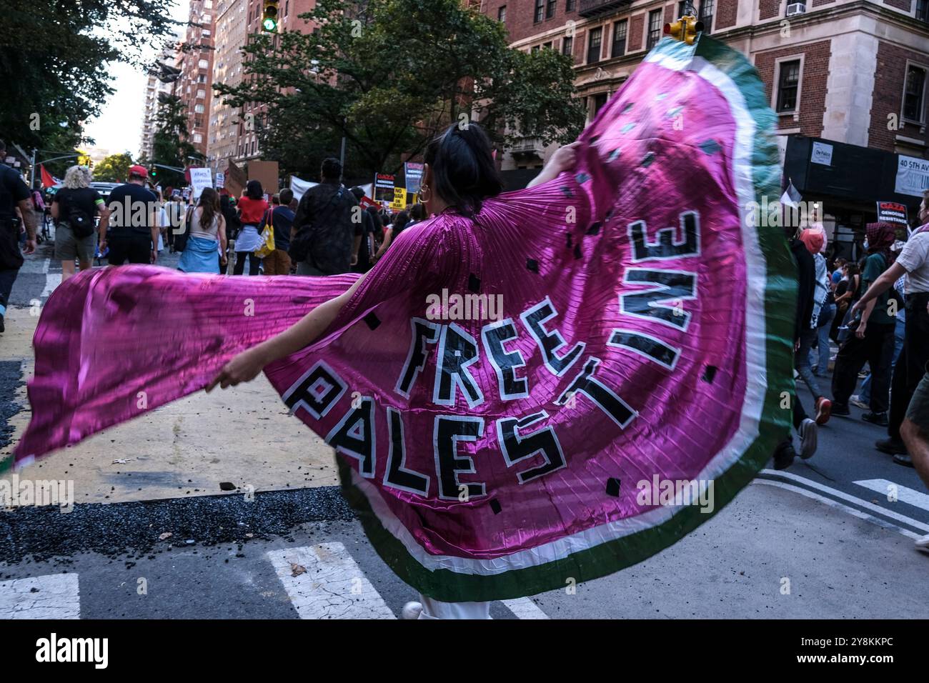 New York, Stati Uniti. 5 ottobre 2024. Un manifestante in un mantello di cocomero della "Palestina libera" marcia a sud lungo la 5th avenue verso Washington Square Park, in occasione di una manifestazione contro la crisi umanitaria e l'assedio della Striscia di Gaza da parte di Israele. Credito: SOPA Images Limited/Alamy Live News Foto Stock