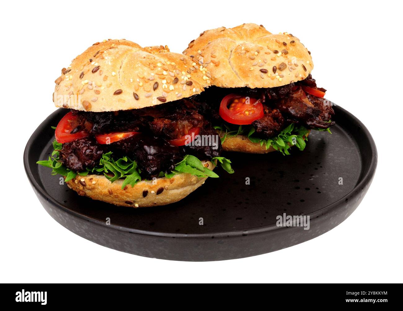 Panini di pane con semi di manzo bruciati con salsa barbecue e insalata Foto Stock