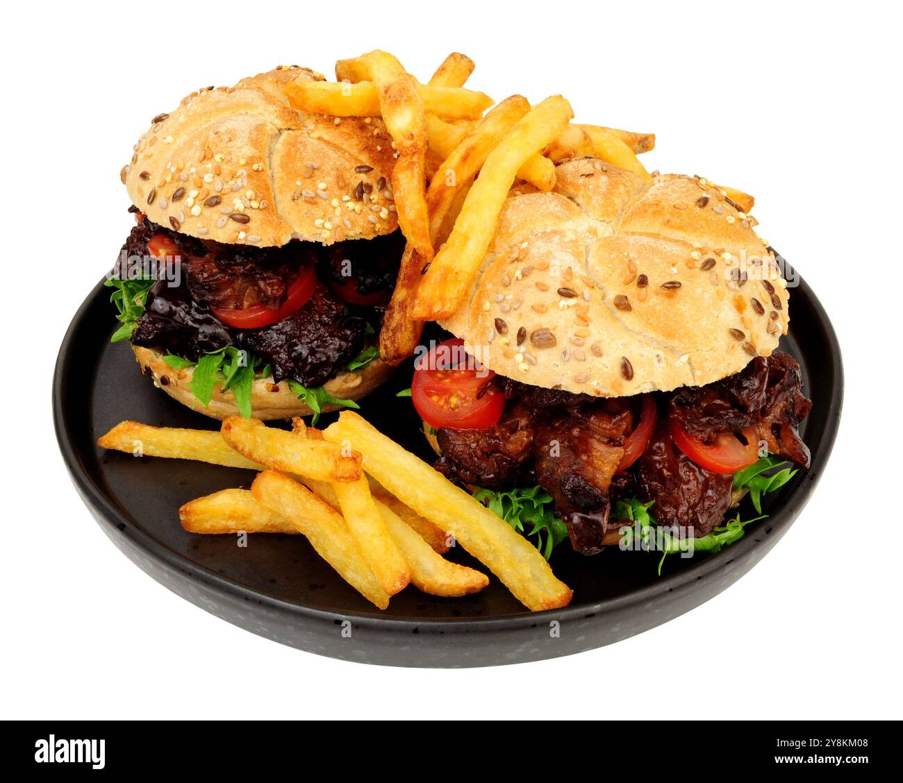 Panini di pane con semi di manzo bruciati con salsa barbecue, insalata e patate fritte francesi Foto Stock