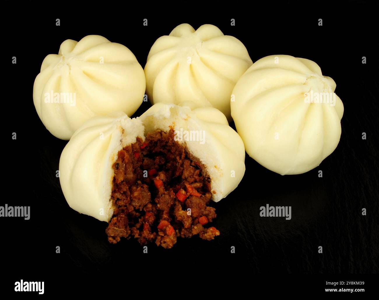 Gruppo di soffici panini bao al vapore ripieni di salsa hoisin e carne d'anatra Foto Stock