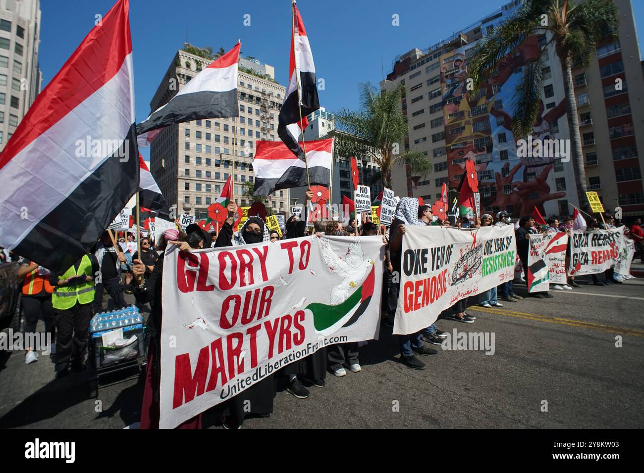 5 ottobre 2024 Los Angeles, California City Hall, Thousand March through Los Angeles verso il municipio che protesta per un anno di genocidio, un anno di resistenza, si riferisce al conflitto in corso e alla resistenza a Gaza e in Palestina. Nell'ultimo anno, il Ministero della salute di Gaza ha riportato oltre 40.000 martiri, con proiezioni che stimano oltre 189.000 martiri. Nonostante ciò, i palestinesi a Gaza, in tutta la Palestina e in tutto il mondo sono rimasti fermi nella loro resistenza contro quello che descrivono come un progetto sionista genocida. Foto Stock