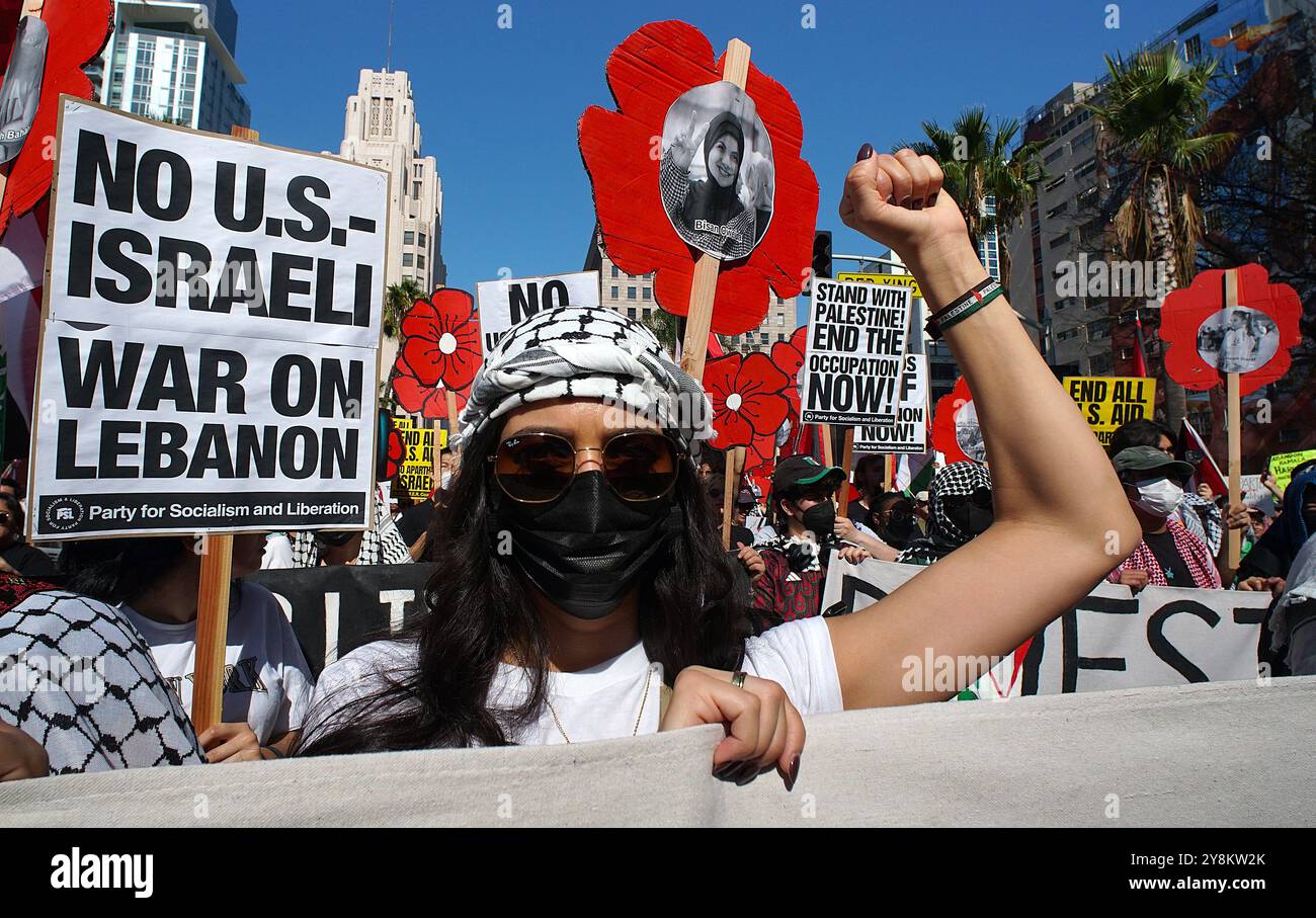 5 ottobre 2024 Los Angeles, California City Hall, Thousand March through Los Angeles verso il municipio che protesta per un anno di genocidio, un anno di resistenza, si riferisce al conflitto in corso e alla resistenza a Gaza e in Palestina. Nell'ultimo anno, il Ministero della salute di Gaza ha riportato oltre 40.000 martiri, con proiezioni che stimano oltre 189.000 martiri. Nonostante ciò, i palestinesi a Gaza, in tutta la Palestina e in tutto il mondo sono rimasti fermi nella loro resistenza contro quello che descrivono come un progetto sionista genocida. Foto Stock