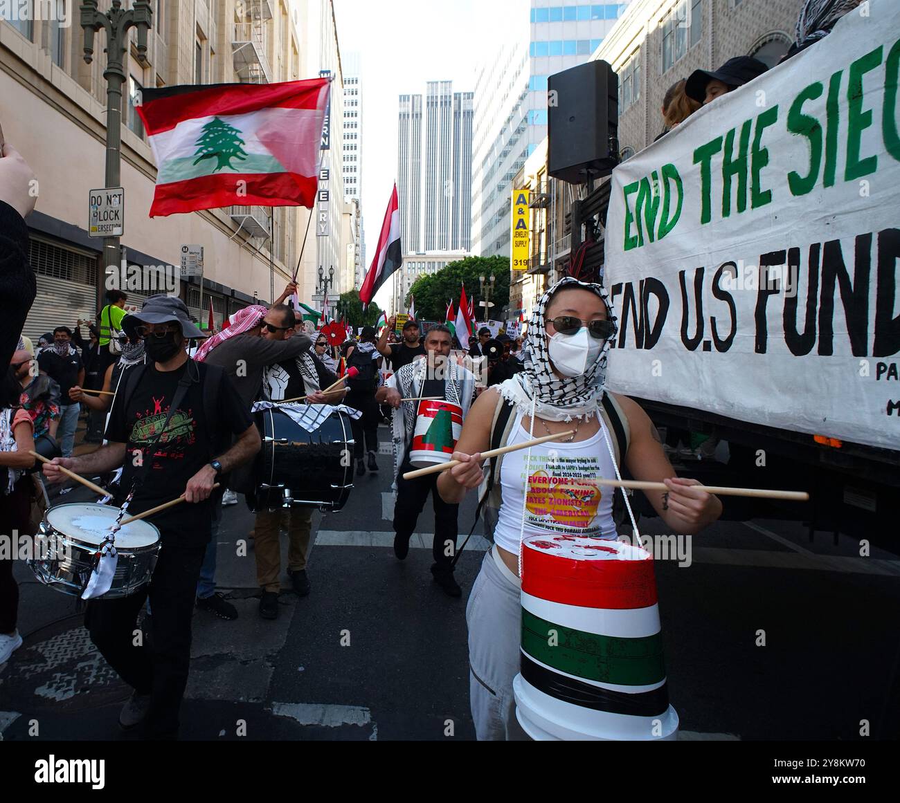 5 ottobre 2024 Los Angeles, California City Hall, Thousand March through Los Angeles verso il municipio che protesta per un anno di genocidio, un anno di resistenza, si riferisce al conflitto in corso e alla resistenza a Gaza e in Palestina. Nell'ultimo anno, il Ministero della salute di Gaza ha riportato oltre 40.000 martiri, con proiezioni che stimano oltre 189.000 martiri. Nonostante ciò, i palestinesi a Gaza, in tutta la Palestina e in tutto il mondo sono rimasti fermi nella loro resistenza contro quello che descrivono come un progetto sionista genocida. Foto Stock