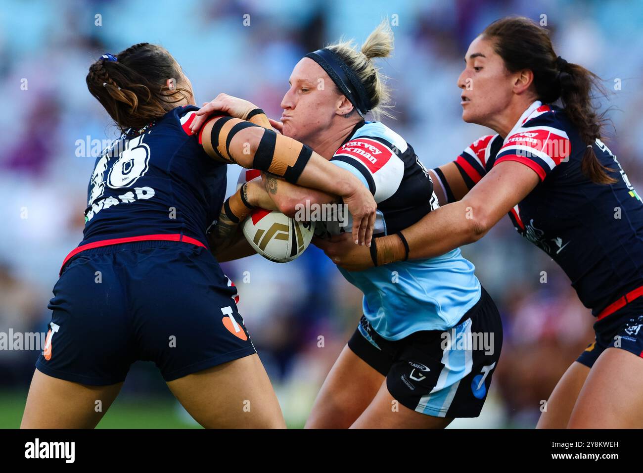 Sydney, Australia, 6 ottobre 2024. Holli Wheeler dei Sharks corre con il pallone durante la Grand Final match della NRLW tra Roosters e Sharks all'Accor Stadium il 6 ottobre 2024 a Sydney, Australia. Crediti: Pete Dovgan/Speed Media/Alamy Live News Foto Stock