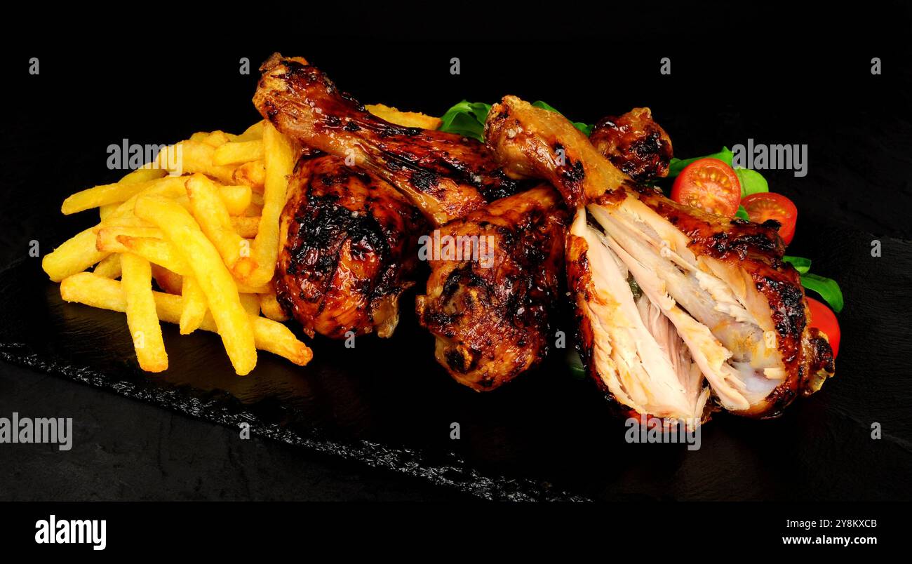 Ali di pollo alla griglia con patatine fritte e agnelli lattuga e contorno al limone Foto Stock
