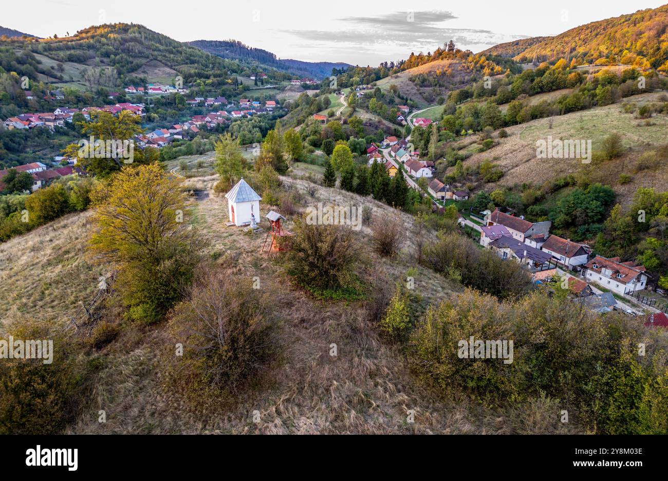 Vista aerea dell'ex città mineraria di Anina, durante un tramonto all'inizio dell'autunno. Foto scattata il 28 settembre 2024, sopra Anina, Caras-Severin County, Foto Stock