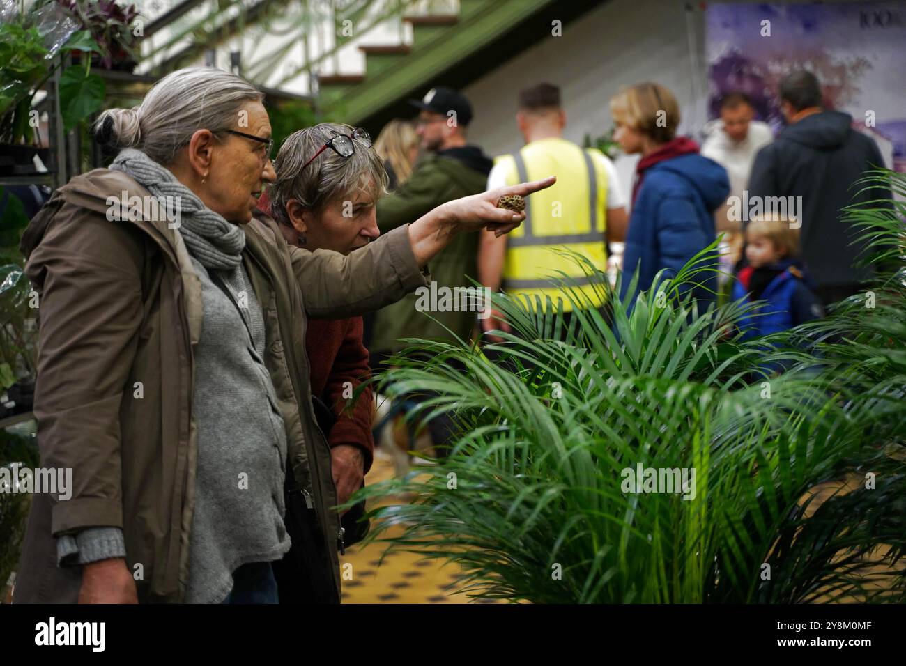 Lodz, Polonia. 5 ottobre 2024. Le persone visitano il 6th Plant Festival a Lodz, Polonia, 5 ottobre 2024. L'evento di due giorni è iniziato qui sabato, con vendite dirette da parte dei coltivatori, con piante per la casa, accessori per il giardinaggio e prodotti ecologici. Crediti: Zhang Kun/Xinhua/Alamy Live News Foto Stock