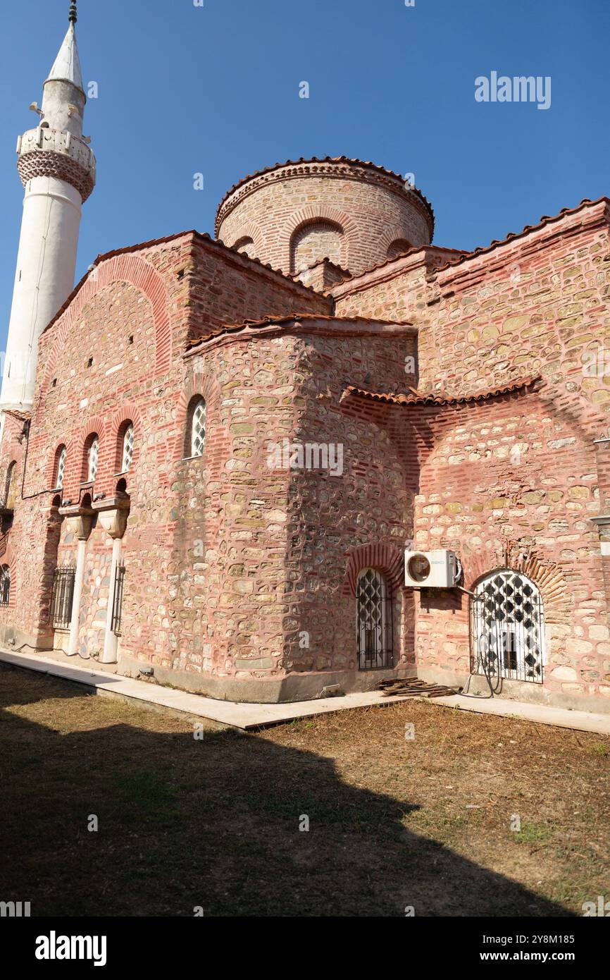 Tirilye, Turkiye - 29 SETTEMBRE 2024: Moschea di Fatih, convertita da una chiesa greco-ortodossa a Tirilye, Mudanya, Bursa, Turkiye. Foto Stock