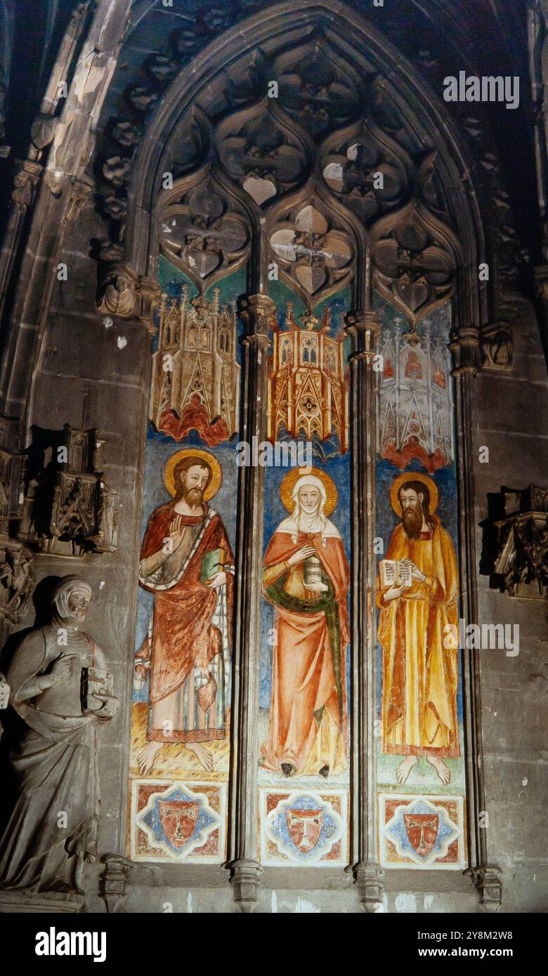 Vitral Simulado de la capilla de los Sastres, mediados del siglo XIV. Dos apóstoles y una santa. Temple sobre yeso. Catedral de Tarragona. AUTORE: MESTRE DE SANTA COLOMA DE QUERALT (S. XIV). Foto Stock