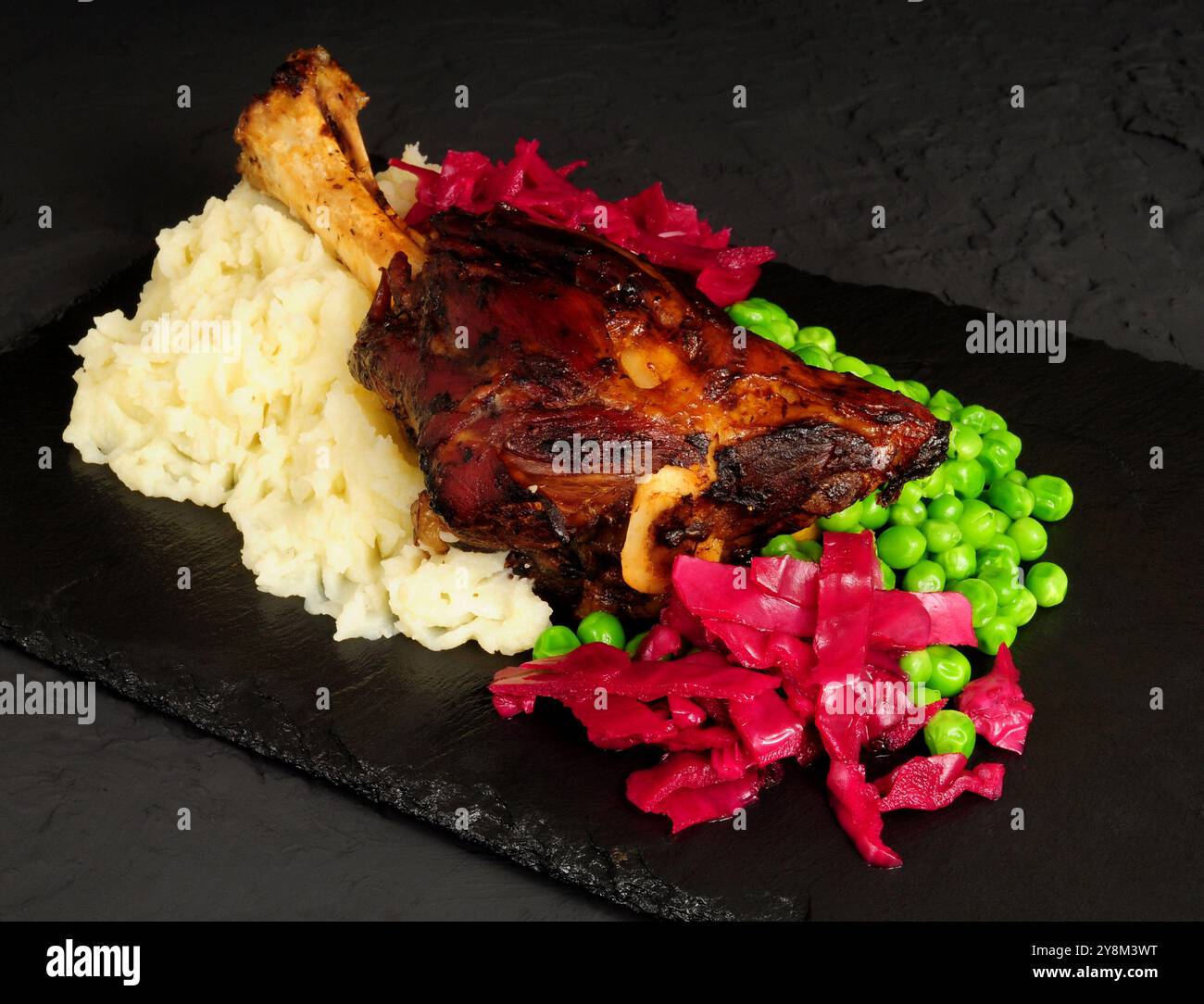 Farina di stinco di agnello con purè di patate e cavolo rosso sottaceto Foto Stock