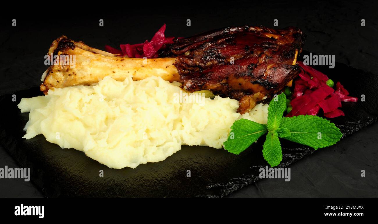 Farina di stinco di agnello con purè di patate e cavolo rosso sottaceto Foto Stock