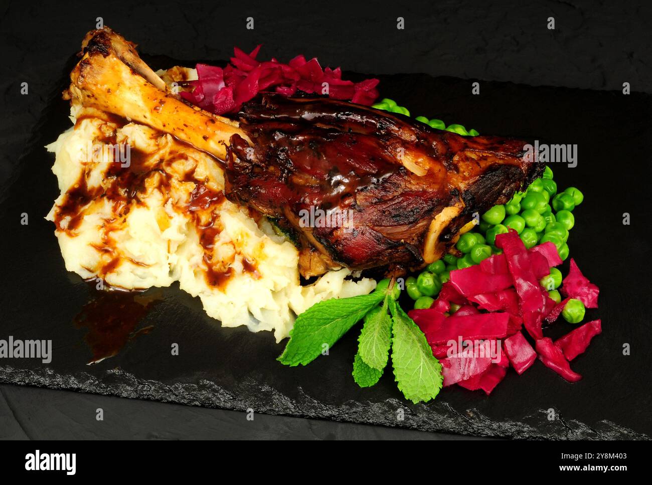 Farina di stinco di agnello con purè di patate e cavolo rosso sottaceto Foto Stock