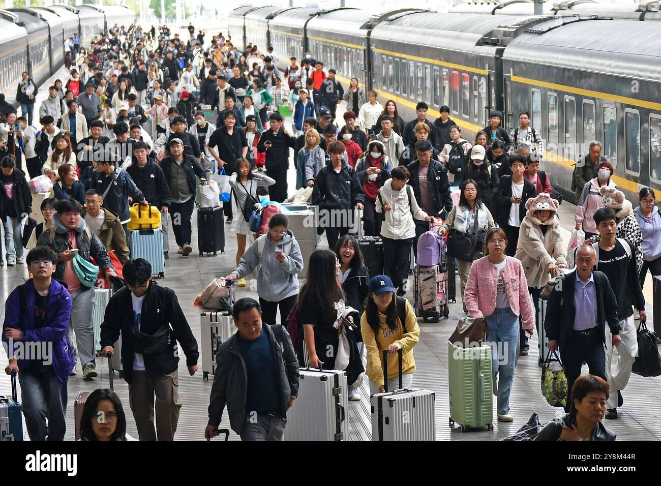 YANTAI, CINA - 6 OTTOBRE 2024 - i passeggeri scendono dal treno alla stazione di Yantai nella provincia di Shandong nella Cina orientale, 6 ottobre 2024. Foto Stock