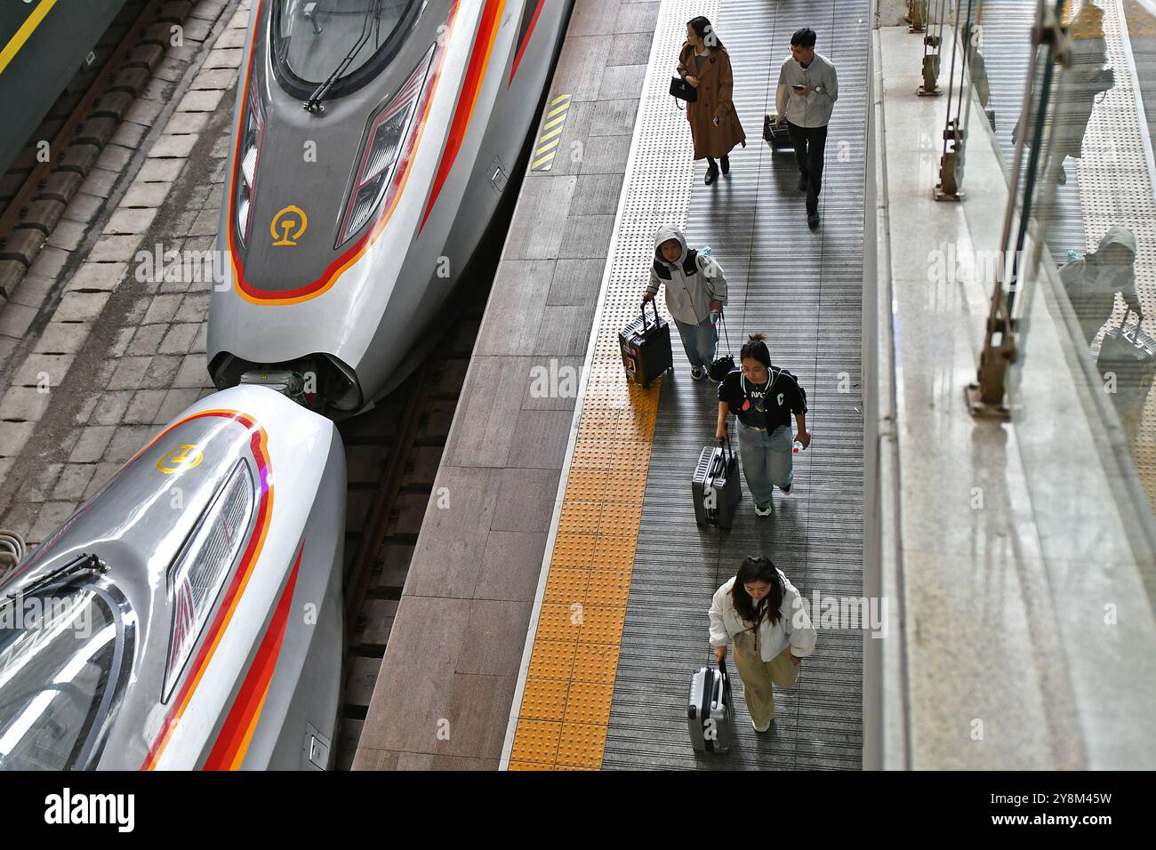 YANTAI, CINA - 6 OTTOBRE 2024 - i passeggeri viaggiano alla stazione ferroviaria di Yantai nella provincia di Shandong nella Cina orientale, 6 ottobre 2024. Foto Stock