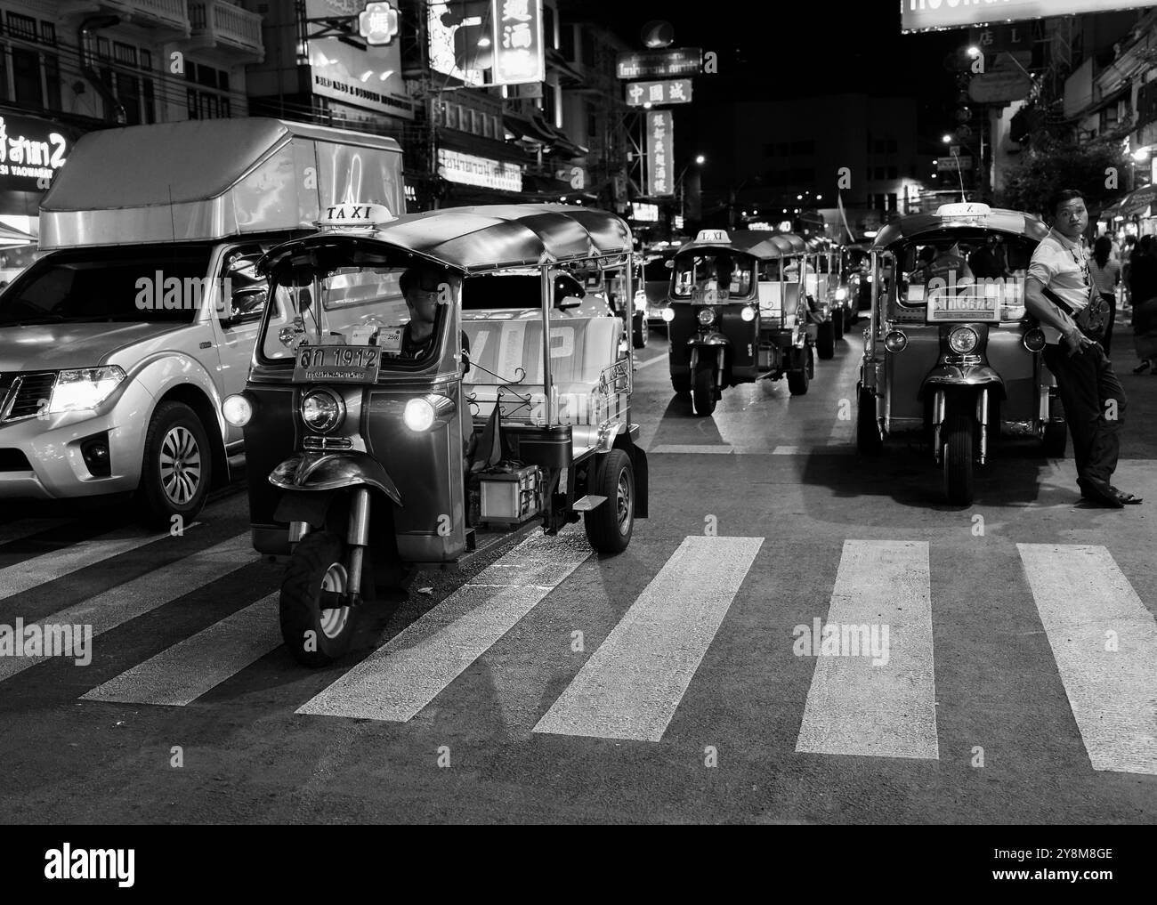 Vita di strada, vibrazioni e atmosfera alla Yaowarat Road di Bangkok Chinatown Tailandia Asia, in bianco e nero Foto Stock