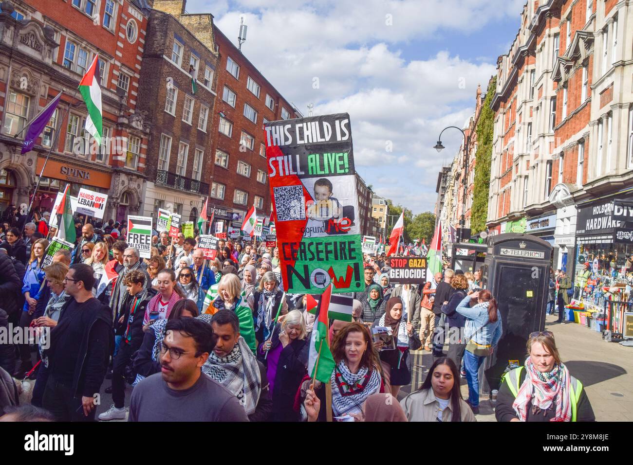 Londra, Regno Unito. 5 ottobre 2024. Migliaia di persone marciano nel centro di Londra in solidarietà con la Palestina e il Libano per celebrare il primo anniversario della guerra tra Israele e Hamas, iniziata quando Hamas uccise e rapì israeliani al festival musicale Nova il 7 ottobre 2023. Crediti: Vuk Valcic/Alamy Live News Foto Stock