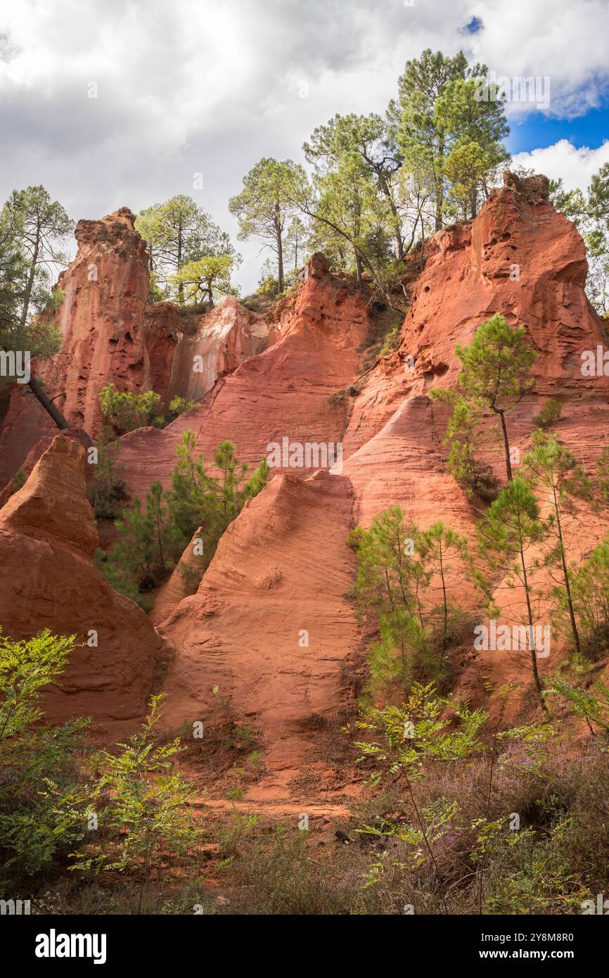 Strati geologici visti dal sentiero dell'Ochre a Roussillon, Francia Foto Stock