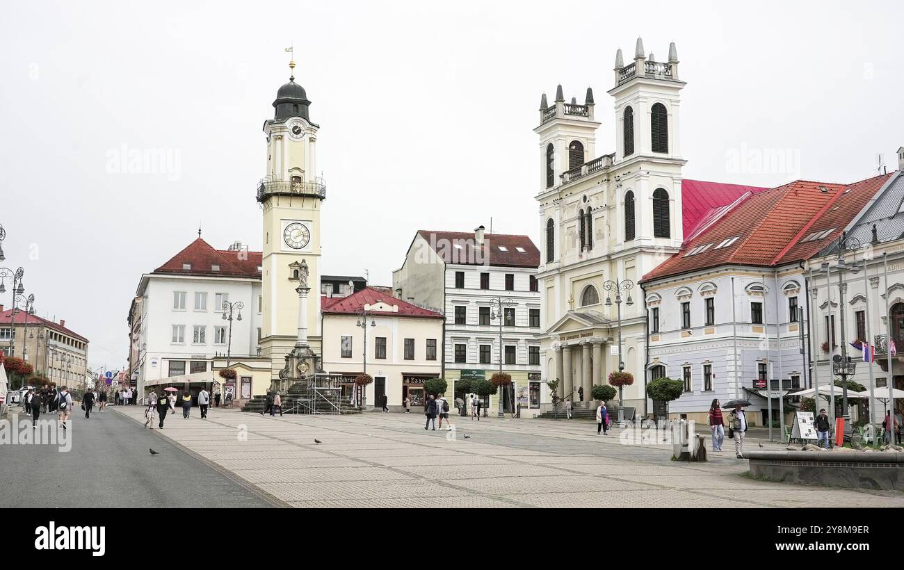 BANSKA BYSTRICA, SLOVACCHIA - 27 SETTEMBRE 2024: Piazza storica nella città di Banska Bystrica con una torre dell'orologio e una splendida architettura Foto Stock