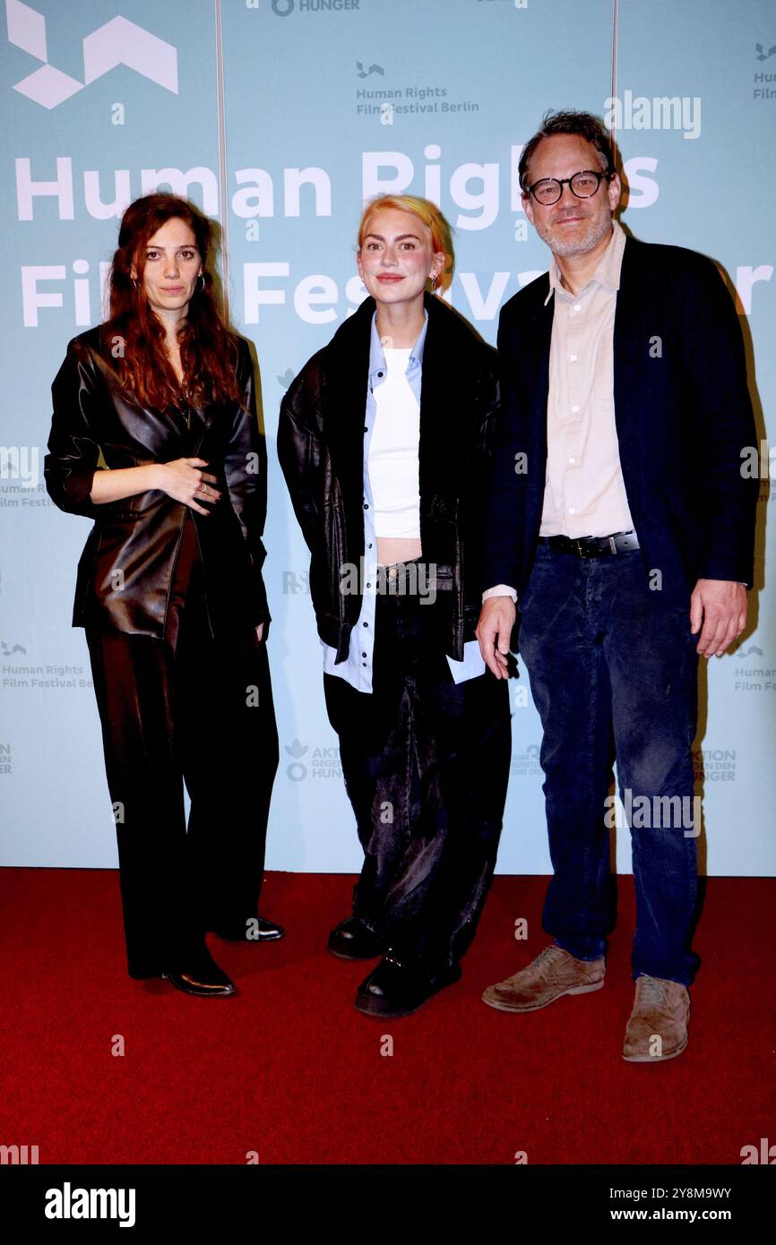 I registi Lydia Spiesberger e Jan Sebastian Friedrich-Rust con Alli Neumann (centro) all'evento di apertura della Festival del Cinema dei diritti umani Foto Stock