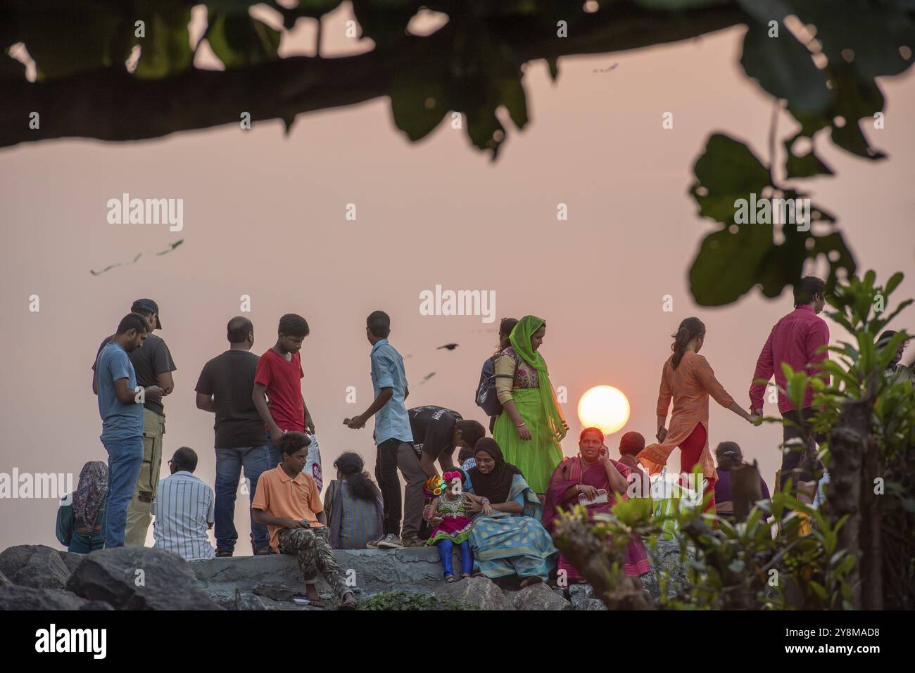 Bambini, coppie e famiglie al tramonto, Fort Cochin, Kochi, Kerala, India meridionale, India, Asia Foto Stock