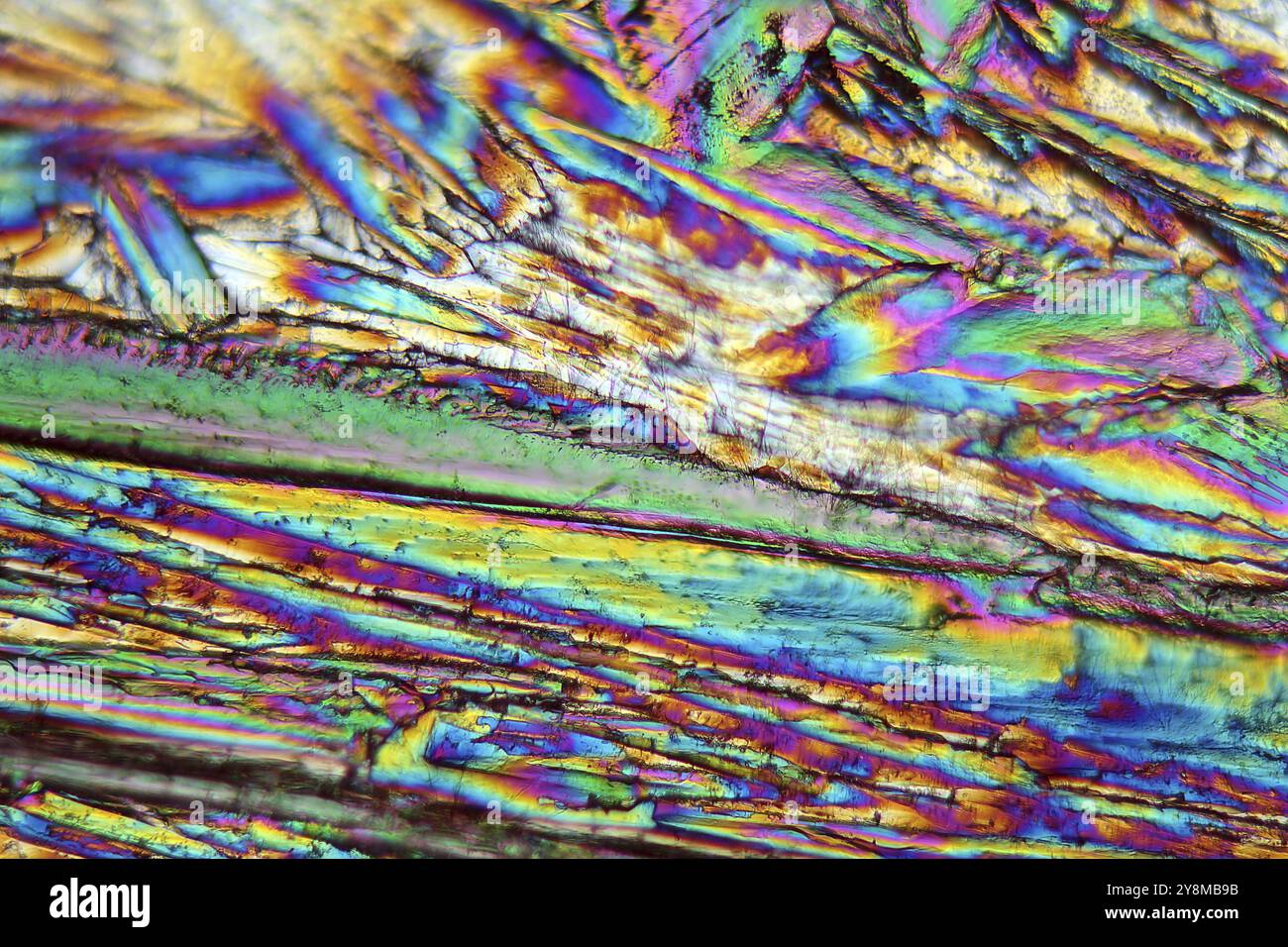 Solfato di rame sotto il microscopio, con ingrandimento 80x e luce polarizzata. Il solfato di rame è usato in molti settori della medicina, dell'agricoltura, dell'IND Foto Stock