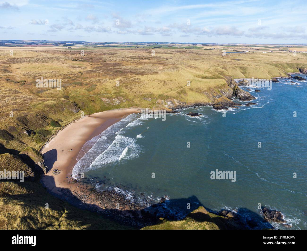 Foto aerea con drone della spiaggia sabbiosa di Hackley Bay vicino a Cruden Bay nell'Aberdeenshire, Scozia Foto Stock