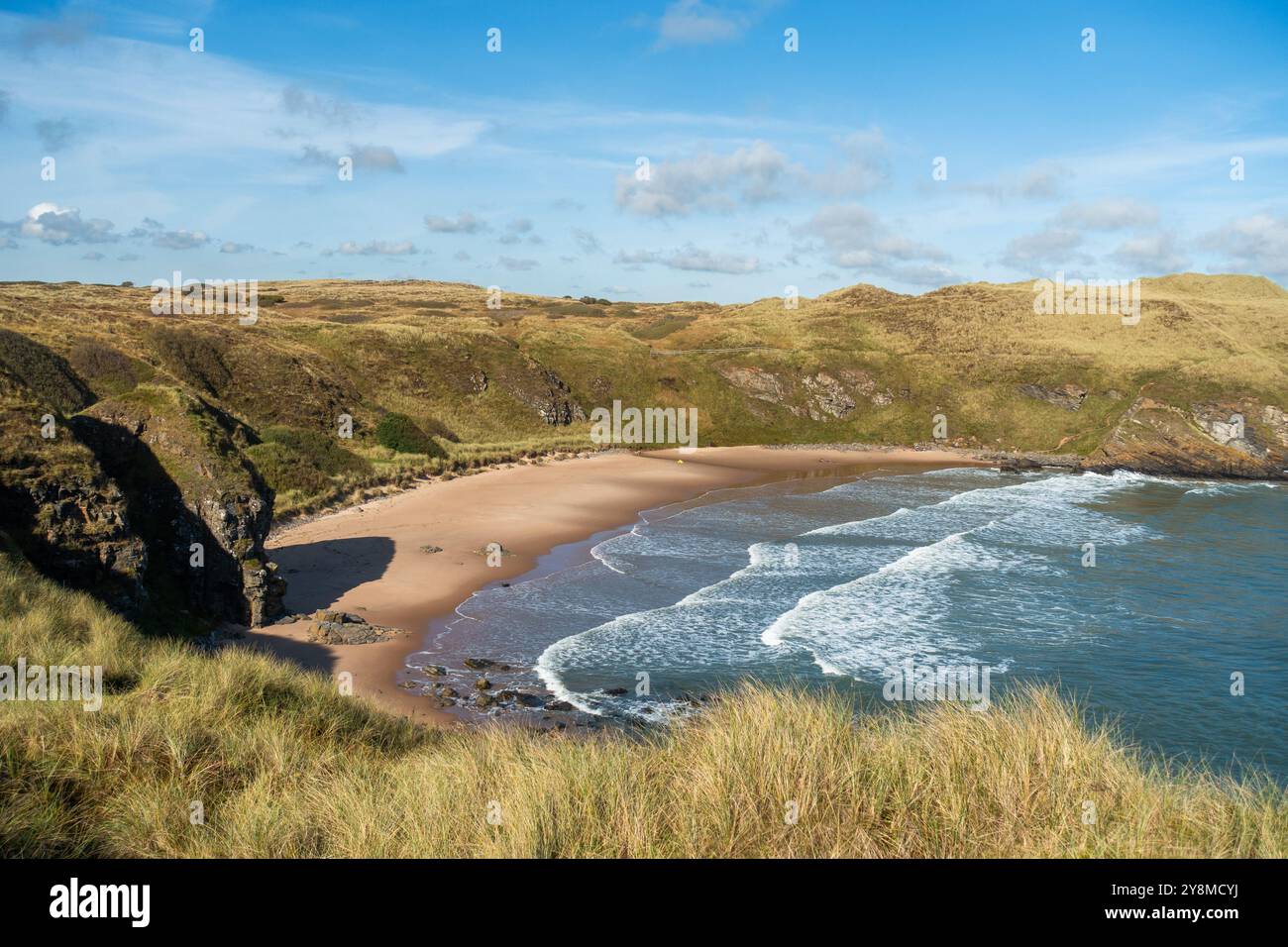 Spiaggia sabbiosa a Hackley Bay vicino a Cruden Bay nell'Aberdeenshire, Scozia Foto Stock