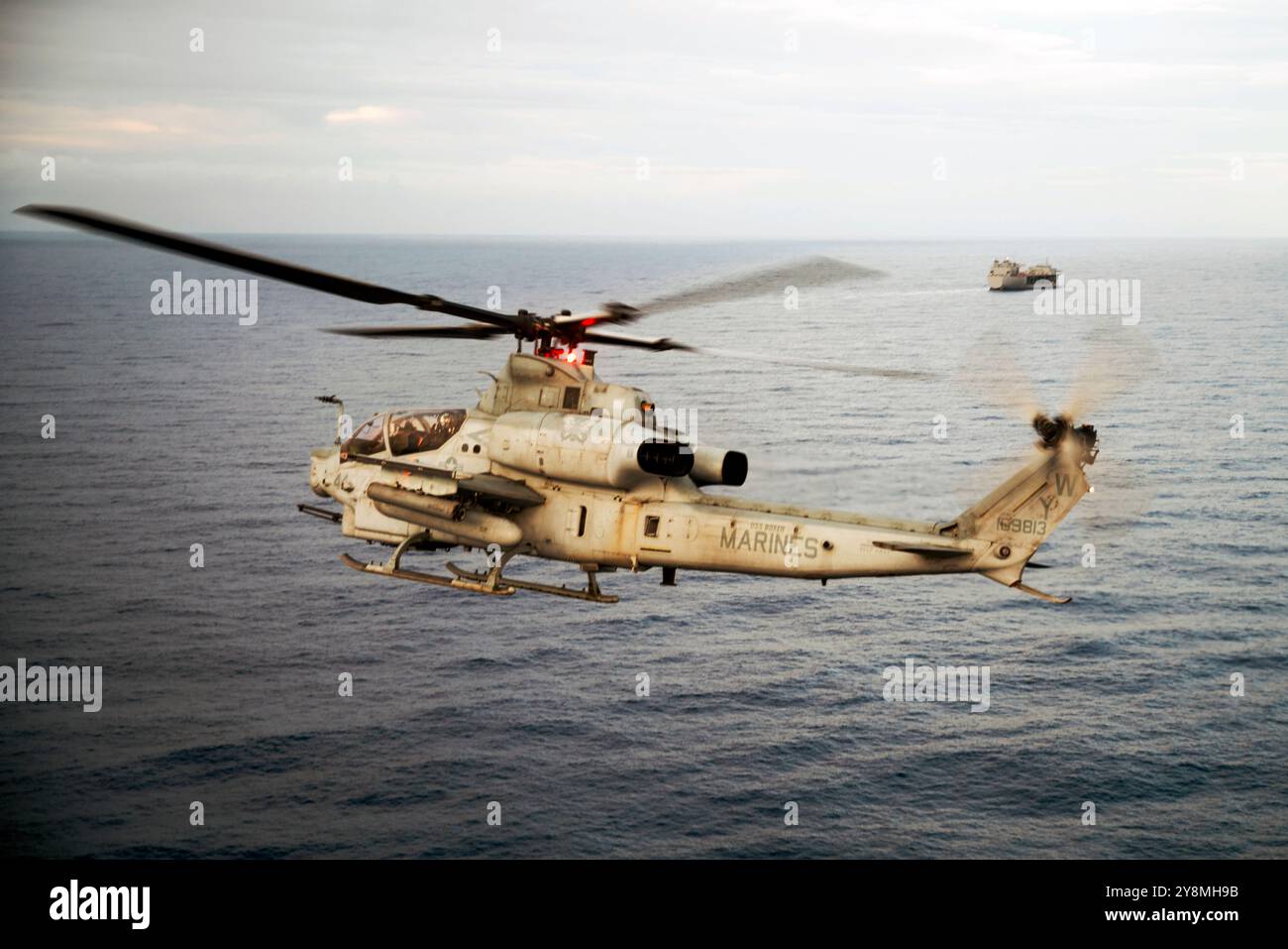 Un AH-1Z Viper collegato al Marine Medium Tiltrotor Squadron (VMM) 165 (rinforzato, 15th Marine Expeditionary Unit, vola vicino alla spedizione Sea ba Foto Stock