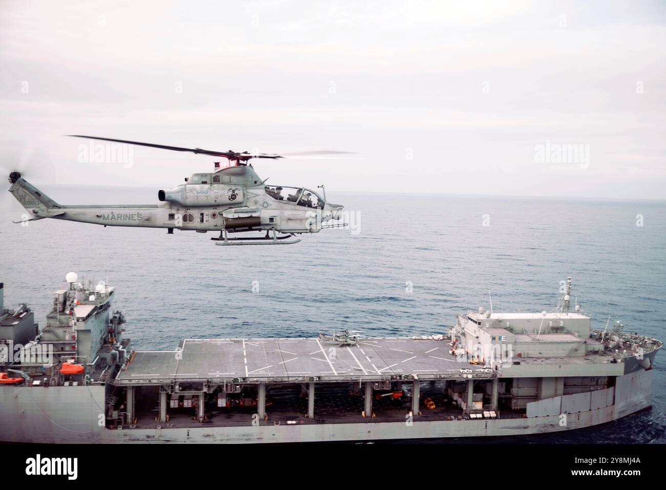 Un AH-1Z Viper collegato al Marine Medium Tiltrotor Squadron (VMM) 165 (rinforzato), 15th Marine Expeditionary Unit, vola oltre il mare di spedizione Foto Stock