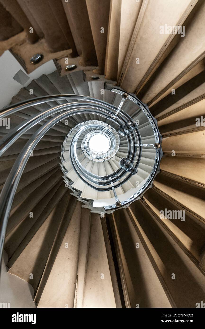 Scala a chiocciola Solar Stair all'interno della Cosmic House in stile postmoderno, Londra, Inghilterra Foto Stock