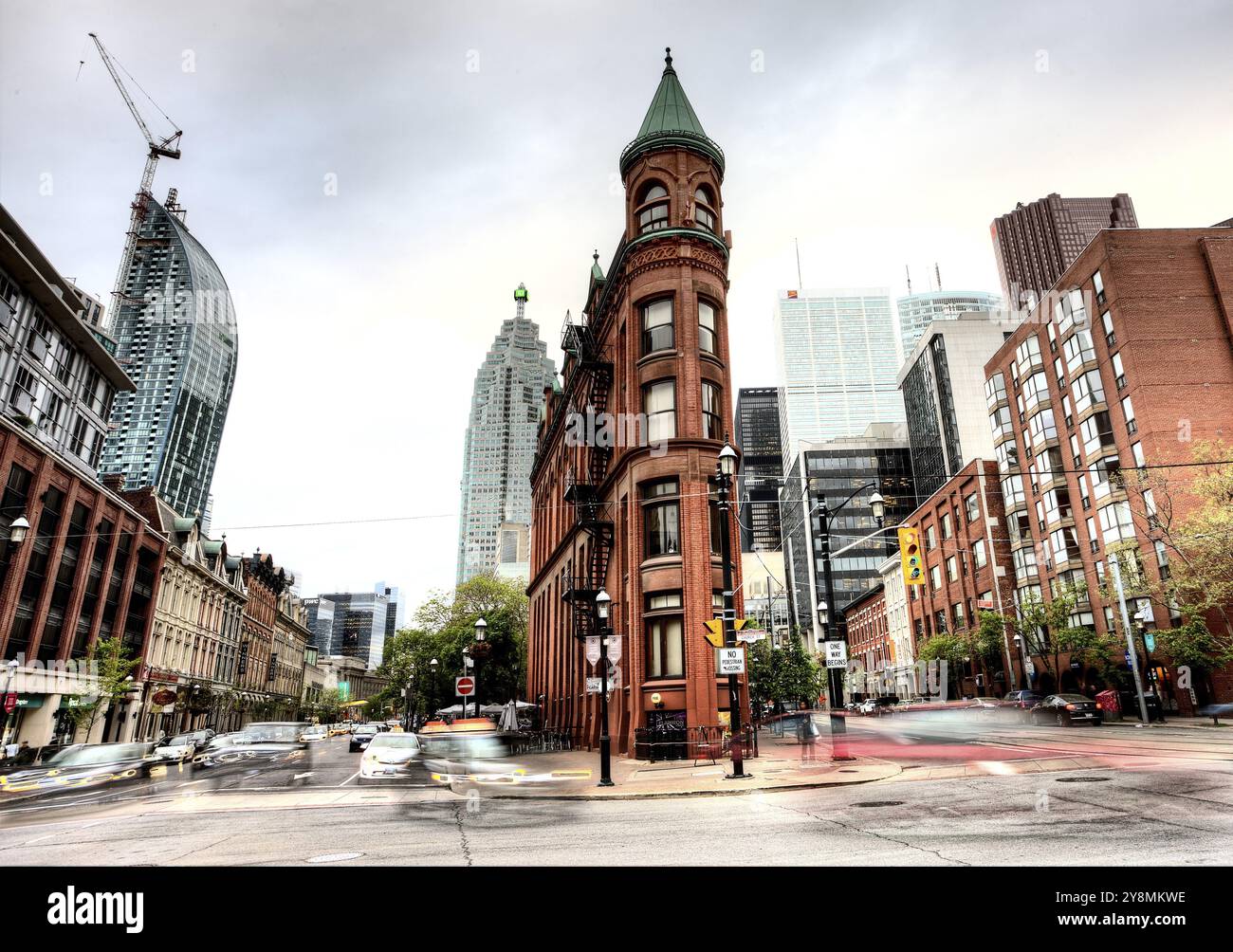 Flat Iron Building Toronto anteriore e Church Street Foto Stock