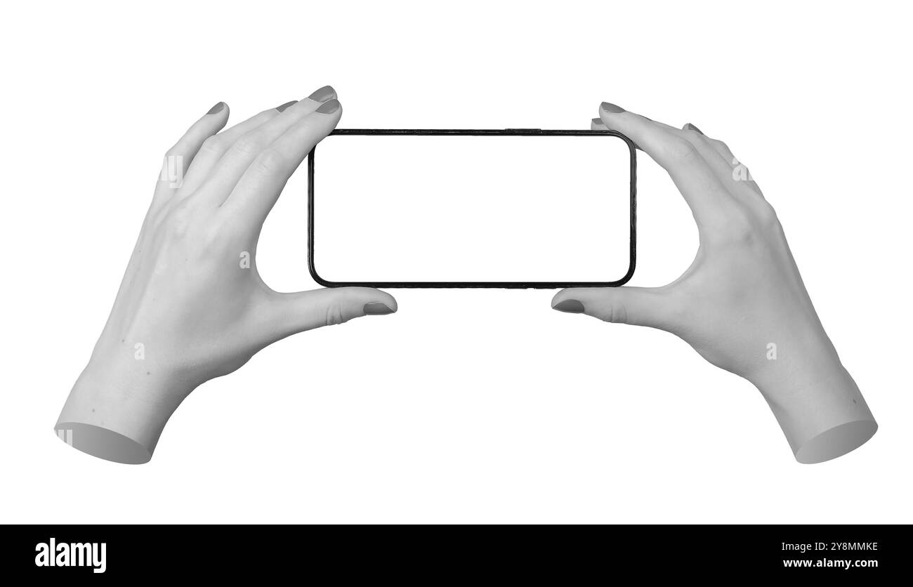 Donna che tiene in mano uno smartphone con schermo vuoto, perfetta per applicazioni digitali e contenuti multimediali. Dispositivo mobile in mano, isolato su sfondo bianco, ideale per Foto Stock