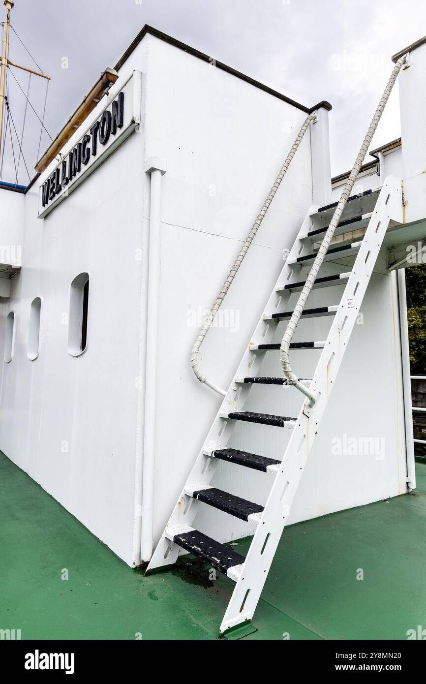 Ponte e scale a bordo dell'ex nave HMS Wellington della Royal Navy 1934, ora museo marittimo e sede di eventi, Londra, Inghilterra Foto Stock