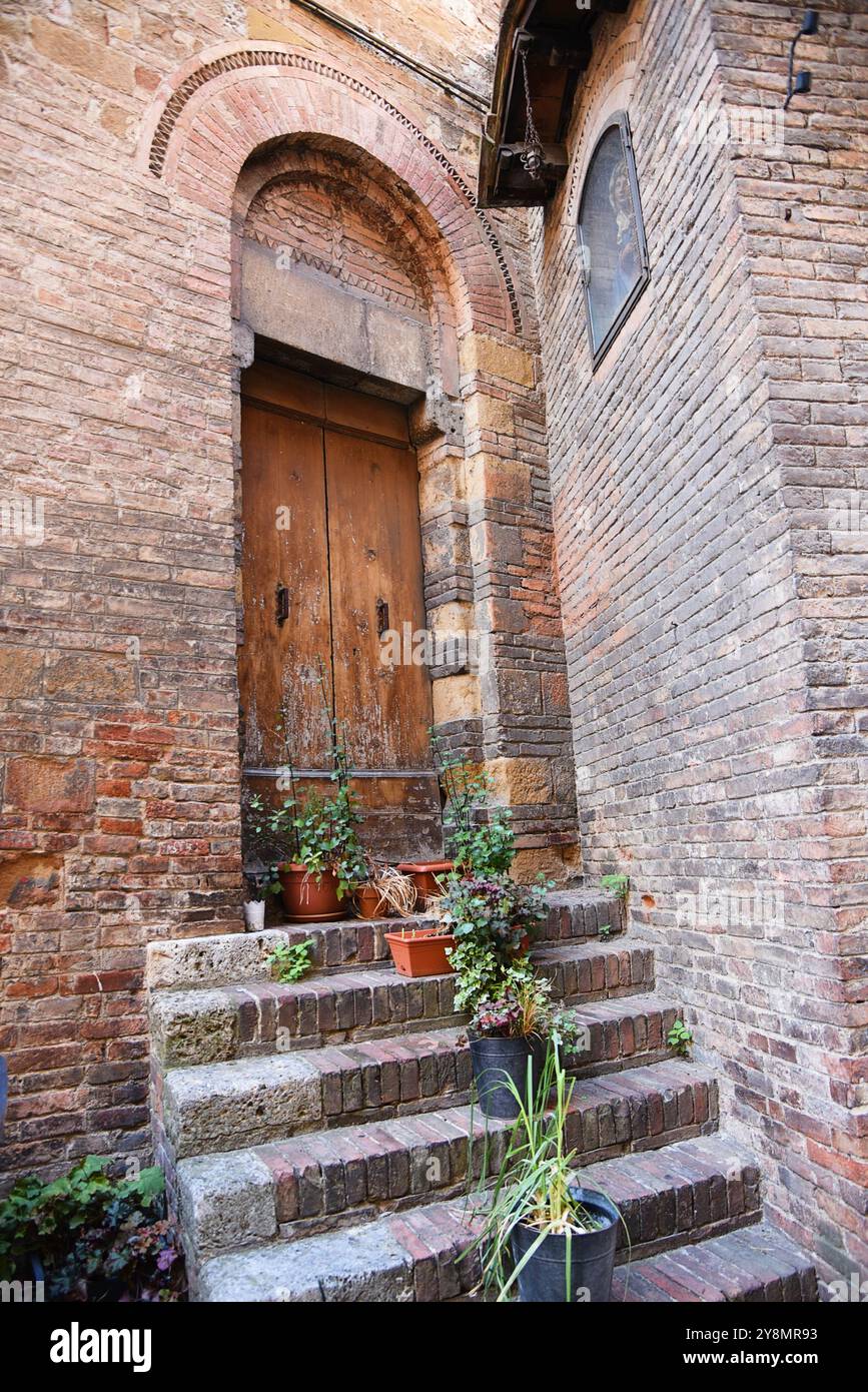 Siena, Italia. 17 settembre 2024. Vecchie porte nei vecchi borghi della Toscana, Italia. Foto di alta qualità Foto Stock