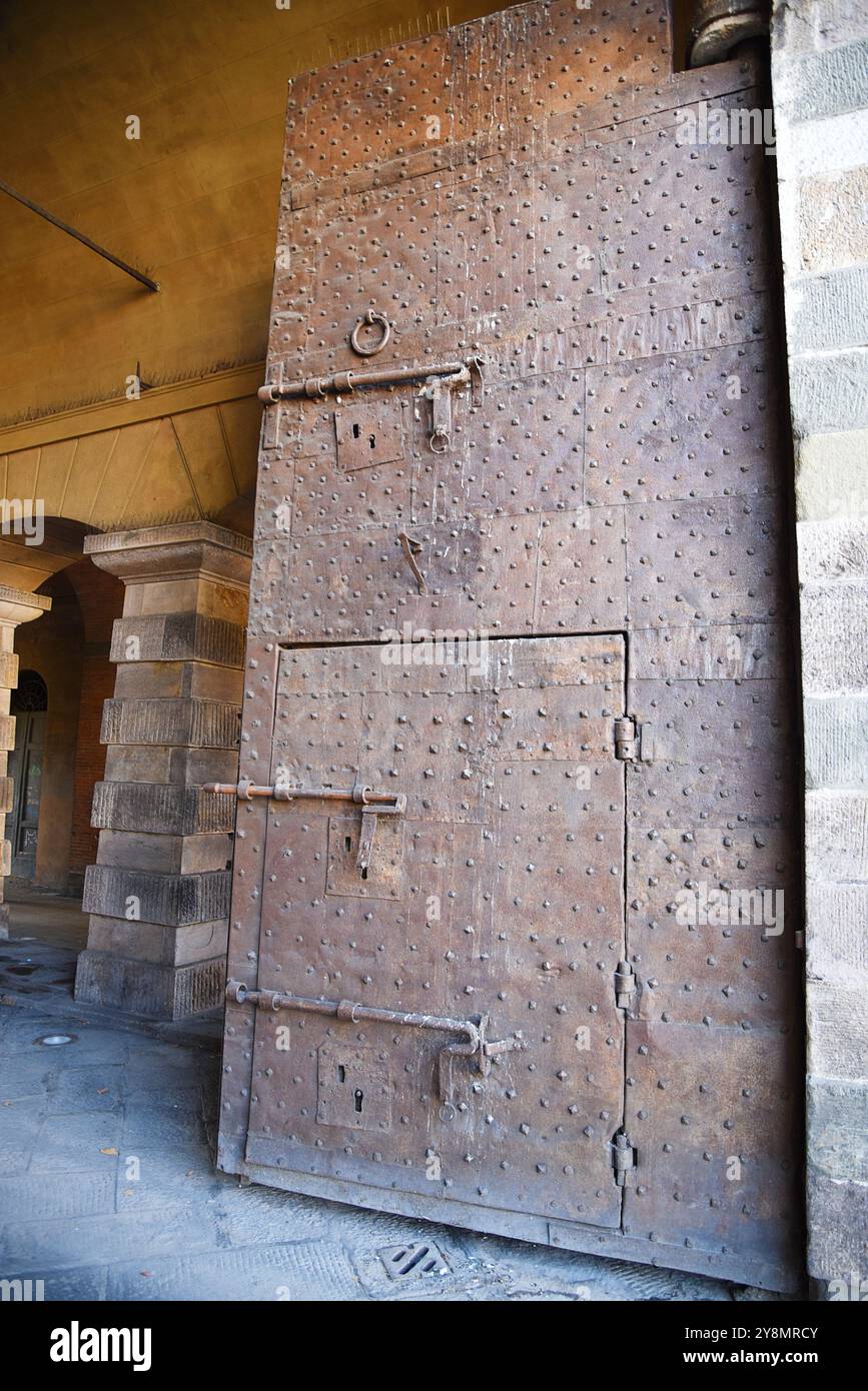 Siena, Italia. 17 settembre 2024. Vecchie porte nei vecchi borghi della Toscana, Italia. Foto di alta qualità Foto Stock