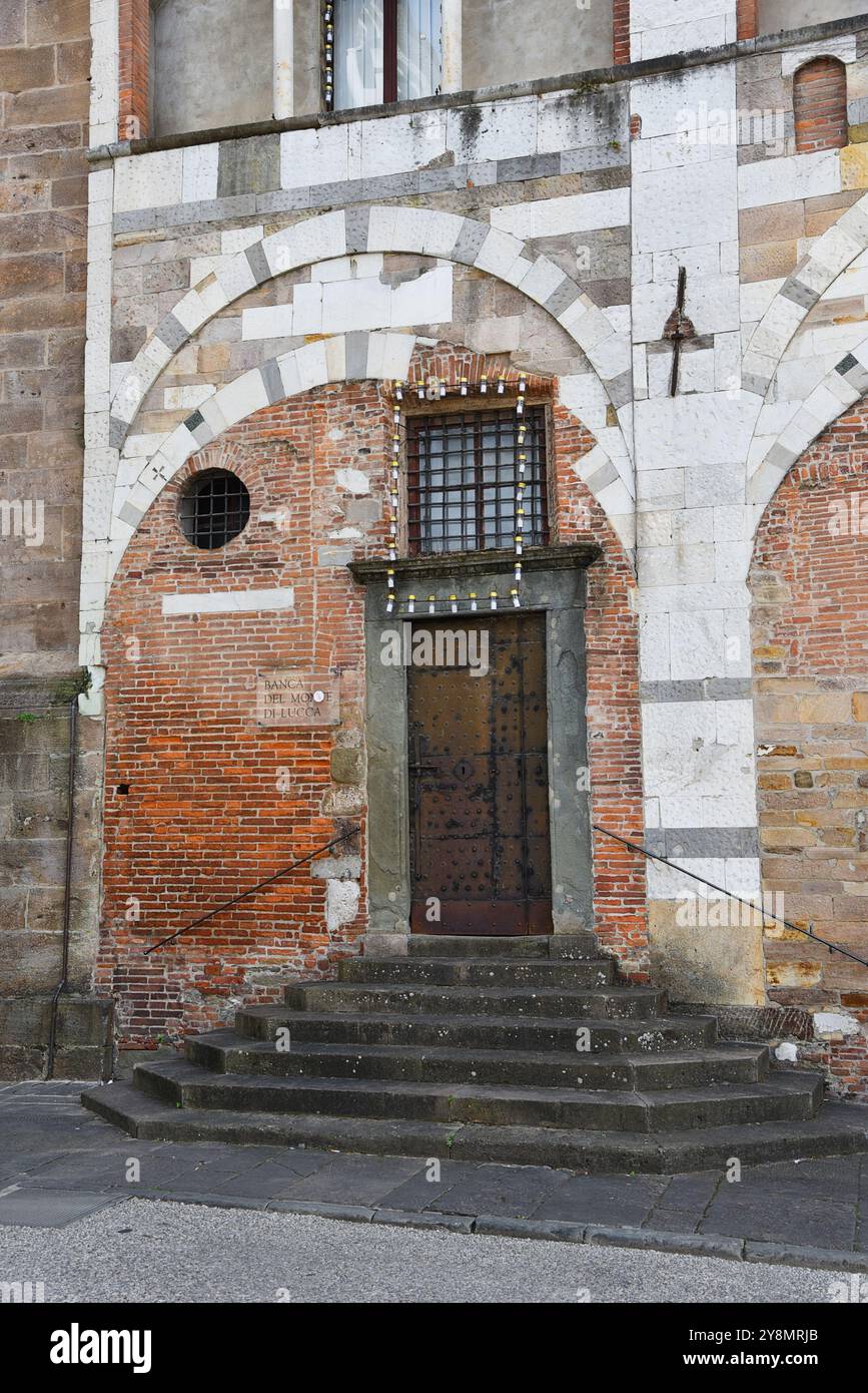 Siena, Italia. 17 settembre 2024. Vecchie porte nei vecchi borghi della Toscana, Italia. Foto di alta qualità Foto Stock