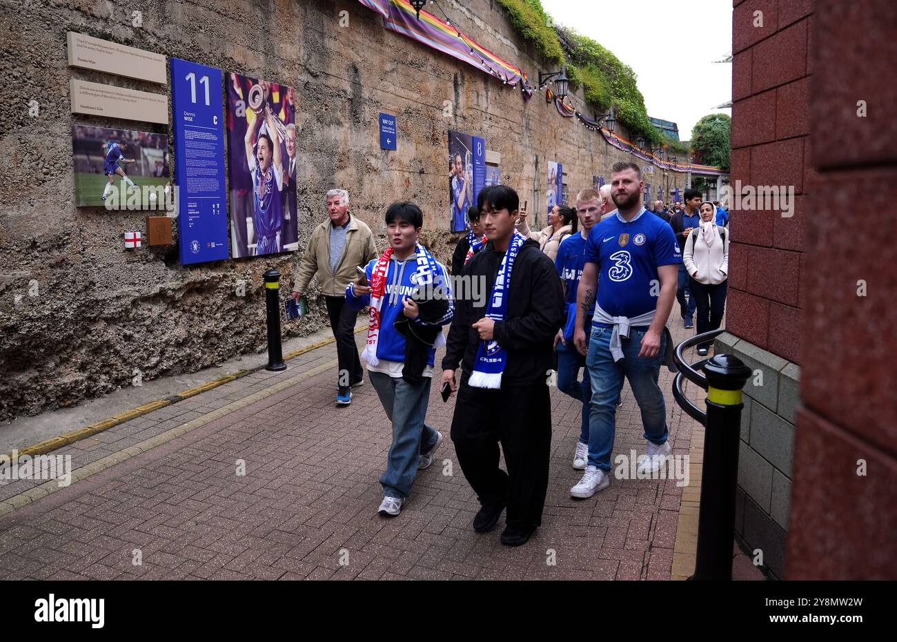 Tifosi del Chelsea in vista della partita di Premier League allo Stamford Bridge di Londra. Data foto: Domenica 6 ottobre 2024. Foto Stock